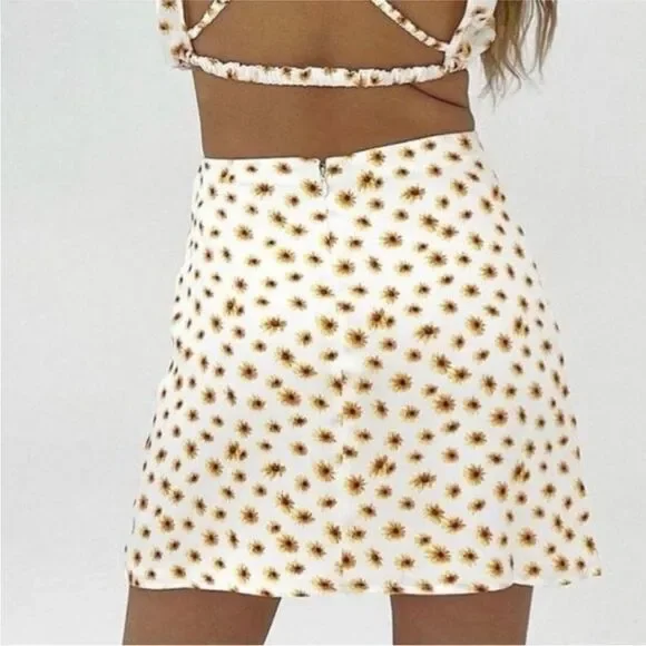 NWT WeWoreWhat Mini Slip Skirt Women's Small Ditsy Daisies Printed Lined Floral - Picture 3 of 5